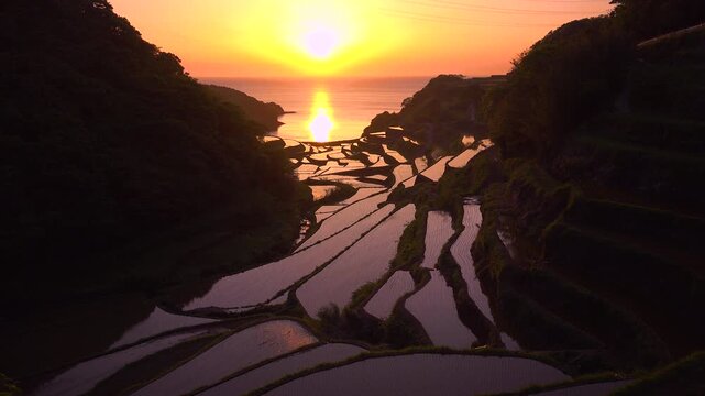 佐賀県玄海町 浜野浦の棚田 夕日