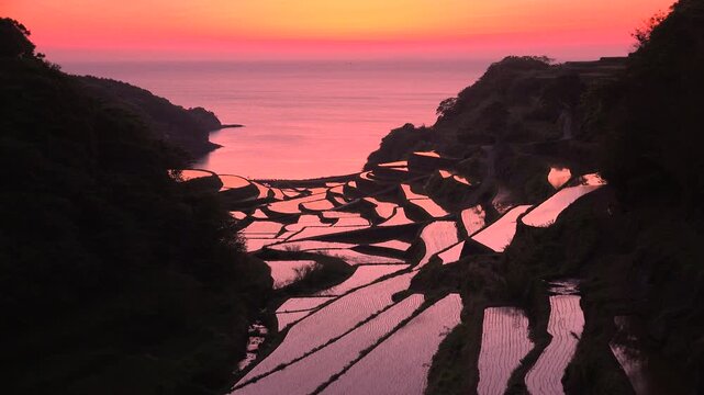 佐賀県玄海町 浜野浦の棚田 夕日