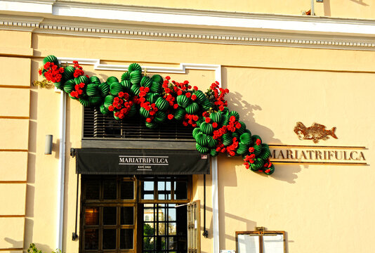 MariaTrifulca, un bar-restaurant de Triana, d&eacute;cor&eacute; de lanternes en papier vert et de fleurs rouges pour la Foire d'avril. Foire de S&eacute;ville. Ville joyeuse, festive et color&eacute;e. F&ecirc;te &agrave; S&eacute;ville.