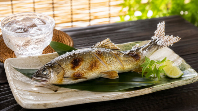 鮎の塩焼きと冷たい水 夏の和食を感じる上品な川魚料理