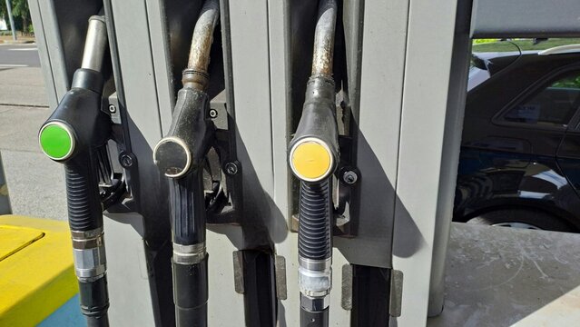 Pompe di benzina presso la stazione di servizio, concetto relativo all'aumento dei prezzi di benzina e diesel.