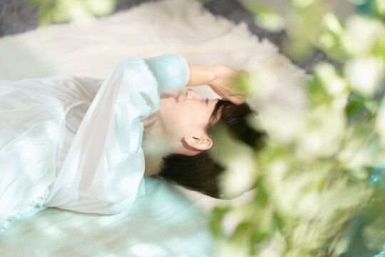 寝転ぶ若い女性