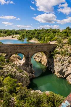 Le Pont du Diable de Aniane au dessus de l'H&eacute;rault en France