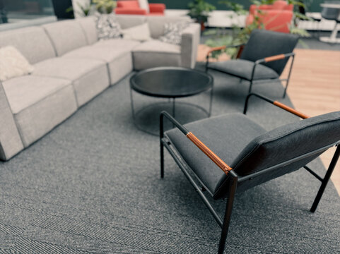 Int&eacute;rieur d'un air de d&eacute;tente moderne avec canap&eacute;, fauteuils et table basse dans un bureau