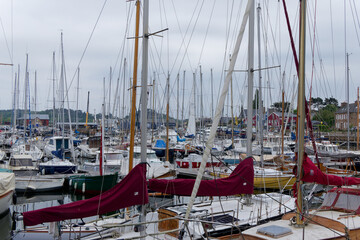 Mâts dans le port de Paimpol en Côte d'Armor - France  © galaad973