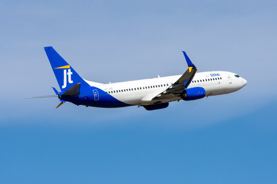 Madrid, Spain - Mayo 17, 2026. Avi&oacute;n de l&iacute;nea Boeing 737 de la aerol&iacute;nea Jettime aterrizando en el aeropuerto de Madrid Barajas con matr&iacute;cula OY-JZO. 