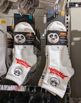 Grupos de pares de calcetines con la cabeza de Po de Kung Fu Panda en expositor de tienda Primark de Madrid, Espa&ntilde;a, 3 de abril de 2026