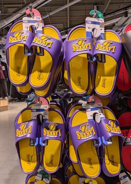 Sandalias de pl&aacute;stico con el logotipo del equipo de la NBA Los Angeles Lakers en tienda Primark de Madrid, Espa&ntilde;a, 3 de abril de 2026