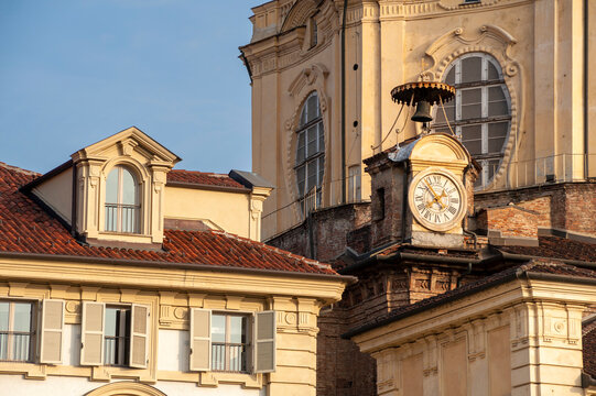 Torino, Italia - Agosto 03, 2014. Fotografia a colori del centro della citt&agrave; di Torino con i suoi orologi sul duomo ed i palazzi di piazza Castello.