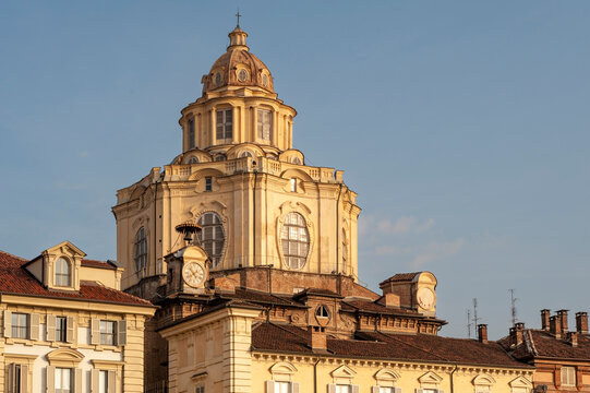 Torino, Italia - Agosto 03, 2014. Fotografia a colori del centro della citt&agrave; di Torino con i suoi orologi sul duomo ed i palazzi di piazza Castello.