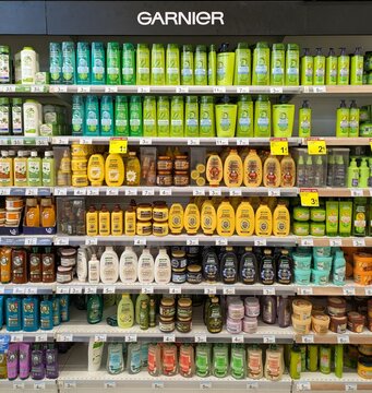 Coloridos envases y botellas de pl&aacute;stico de productos de cuidado del cabello marca Garnier en estantes de supermercado Carrefour de Madrid, Espa&ntilde;a, 4 de abril de 2026