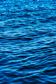 波風に光る水面と青い湖