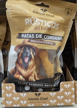 Paquetes de comida para perros marca Gentle Chef de patas de cordero deshidratadas en un estante en tienda Carrefour en Madrid, Espa&ntilde;a, 4 de abril de 2026