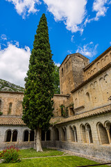 Obraz premium Le cloître de l'Abbaye de Gellone e Saint-Guilhem-le-Désert dans l'Hérault en France