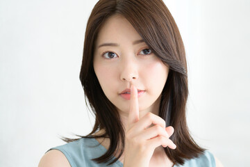 Naklejka premium 口元に手を当てる日本人女性