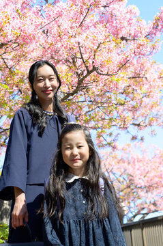 桜の下で笑顔の日本人親子