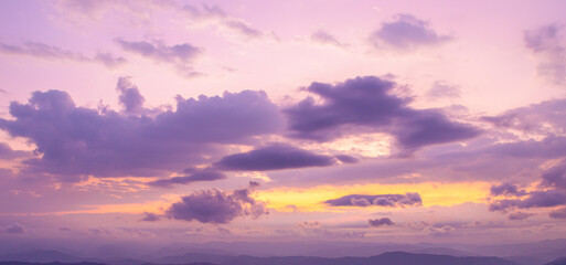 Obraz premium The purple sunset filled the sky with soft and beautiful colors.