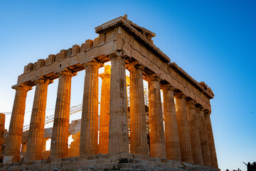 Fototapeta premium Parthenon at golden hour with ancient marble ruins