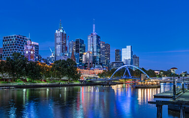 Obraz premium Melbourne skyline with a view of Flinders Street Station at night, Australia.