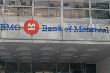 Naklejka premium exterior building and sign of BMO Bank of Montreal, First Canadian Place, 100 King St W, Toronto