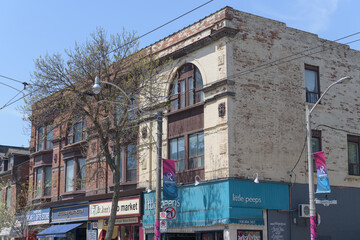 Fototapeta premium wide view of Alan Hoover Dingman Block 1889 (Richardsonian Romanesque) at 736-742 Queen St E, Riverdale area, Toronto