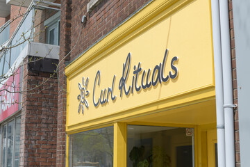 Naklejka premium exterior building and sign of Curl Rituals, a hair salon, located at 946 Kingston Rd, Toronto