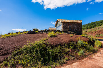 Le Hameau des Vailhes sur les bord du Lac du Salagou sur la commune de Celles dans l'Hérault en France © Gerald Villena