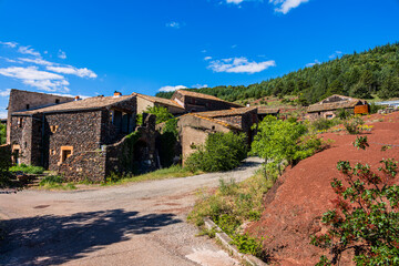 Le Hameau des Vailhes sur les bord du Lac du Salagou sur la commune de Celles dans l'Hérault en France © Gerald Villena