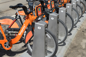 Naklejka premium close-up of Bike Share Toronto rental vehicles neatly parked in docking station