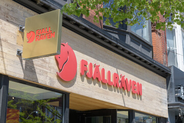 Naklejka premium exterior building facade and sign of Fjällräven, an outdoor clothing and equipment shop, located at 356 Queen St W, Toronto