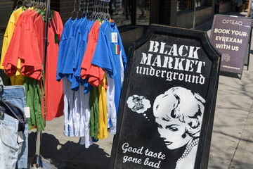 Naklejka premium a-frame sign outside Black Market Vintage Underground, a vintage clothing store, located at 256 Queen St W, Toronto