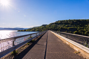 Fototapeta premium Le Barrage du Lac du Salagou dans l'Hérault en France