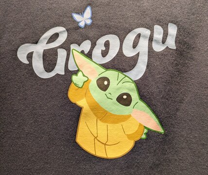 Vista de cerca de logo con texto Grogu y dibujo sencillo del personaje de The Mandalorian de Star Wars en frontal de sudadera en tienda Primark, Madrid, Espa&ntilde;a 