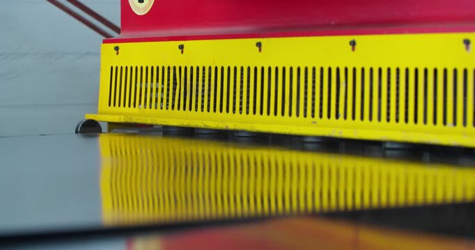 Metal sheet cutting process on guillotine shear, controlling position during industrial fabrication