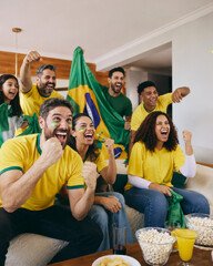 Obraz premium Torcedores brasileiros comemorando jogo de futebol em casa