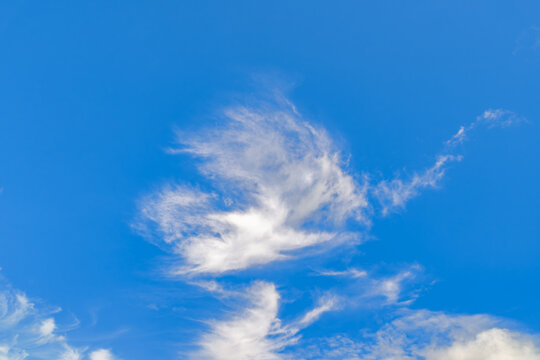 Cirrus clouds with wispy formations on sky showing high-altitude atmospheric conditions and fair weather meteorological patterns
