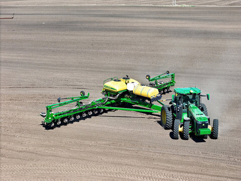 April 24, 2026, Thomson Illinois, John Deere 8R 370 tractor pulling a 1775 NT Max Emerge 5 planter