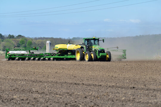 April 24, 2026, Thomson Illinois, John Deere 8R 370 tractor pulling a 1775 NT Max Emerge 5 planter
