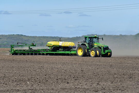 April 24, 2026, Thomson Illinois, John Deere 8R 370 tractor pulling a 1775 NT Max Emerge 5 planter