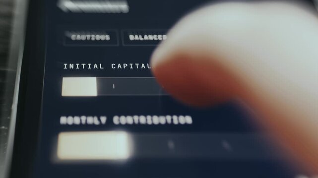 Financial interface showing slider control for modifying initial capital