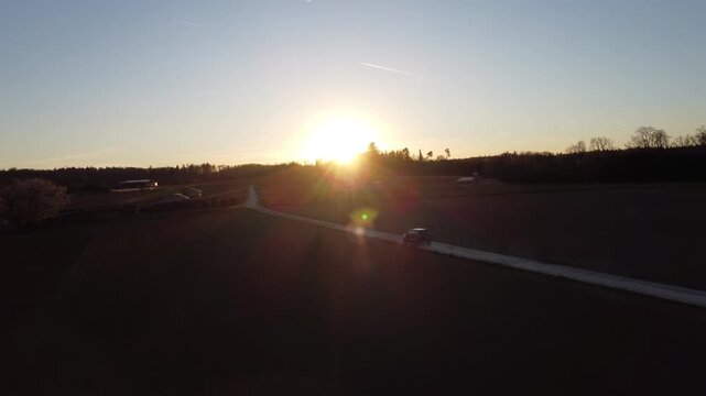 auto im sonnenuntergang auf dem feld