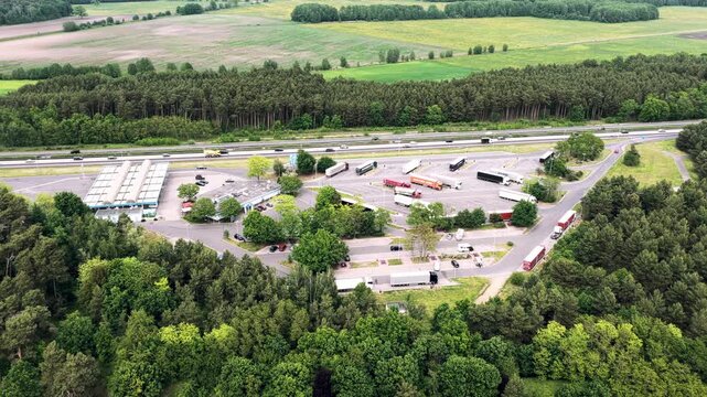 Luftbildaufnahme einer Rastst&auml;tte an einer deutschen Autobahn
