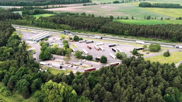Luftbildaufnahme mit Schwenk &uuml;ber eine Rastst&auml;tte an einer deutschen Autobahn