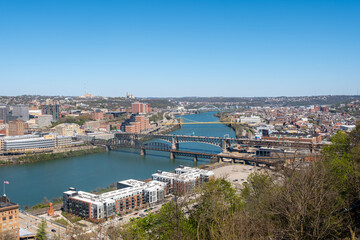Obraz premium View of Pittsburgh city with rivers and bridges on a clear day