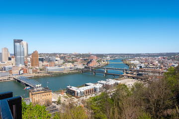 Obraz premium View of Pittsburgh city with rivers and bridges on a clear day