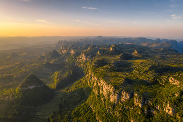 Obraz premium Golden Sunset Over Vast Karst Plateau Landscape