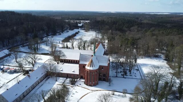 Luftaufnahme vom Kloster Chorin im Winter mit Schnee