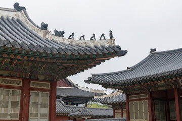 Obraz premium Traditional tiled roofs of Gyeongbokgung Palace, Seoul