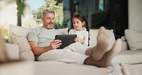 Obraz premium Father, child and bonding in home with tablet, website or educational game for cognitive development. Family, dad and daughter learning in living room with tech, digital app or connection for growth.