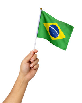 M&atilde;o segurando bandeira do Brasil isolada em fundo branco